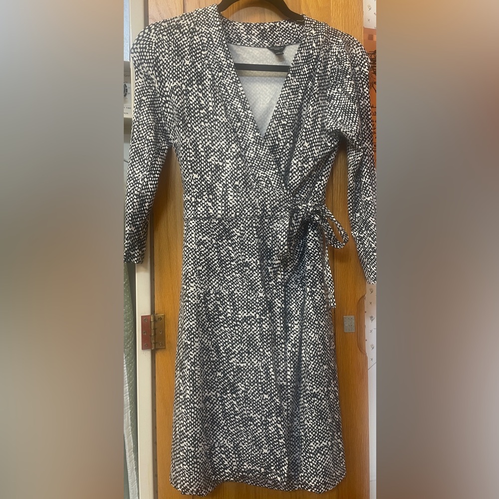 Ann Taylor wrap dress size 2P in black and white print